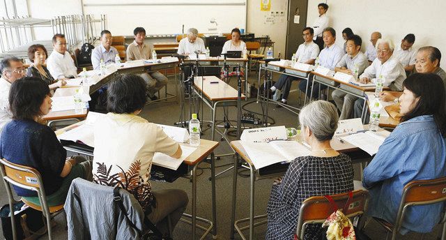 民主党政権下で行われた「討論型世論調査」。新たなエネルギー・環境政策の決定に向けて、参加者は電源に占める原発比率をどうすべきか熱心に議論した=2012年8月、東京都港区で