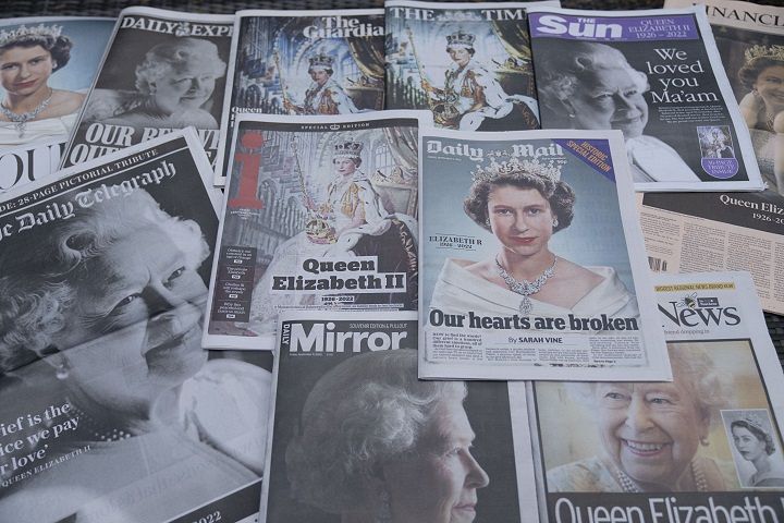 エリザベス女王を取り上げた英国の各紙＝9日、AP