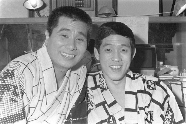 若き日のコント５５号。右が萩本、左が坂上＝１９６８年３月、東京・有楽町の日劇楽屋で