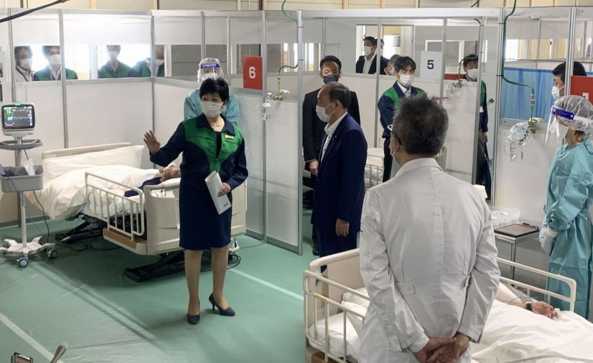 築地市場跡地に設けた酸素・医療提供ステーションを視察する東京都の小池百合子知事㊥ら（昨年９月）
