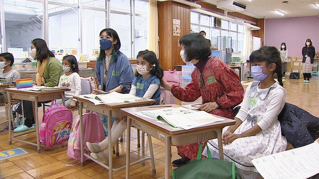 日本語のあいさつや質問の仕方を学ぶ子どもら＝江戸川区で（区提供）