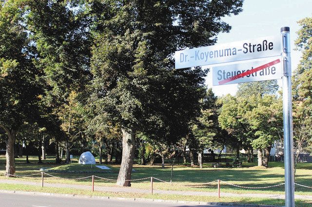 「Ｄｒ．コエヌマ通り」と記された標識と、肥沼医師の顕彰碑（左下）　＝ドイツ・ウリーツェン市で（塚本さん提供）