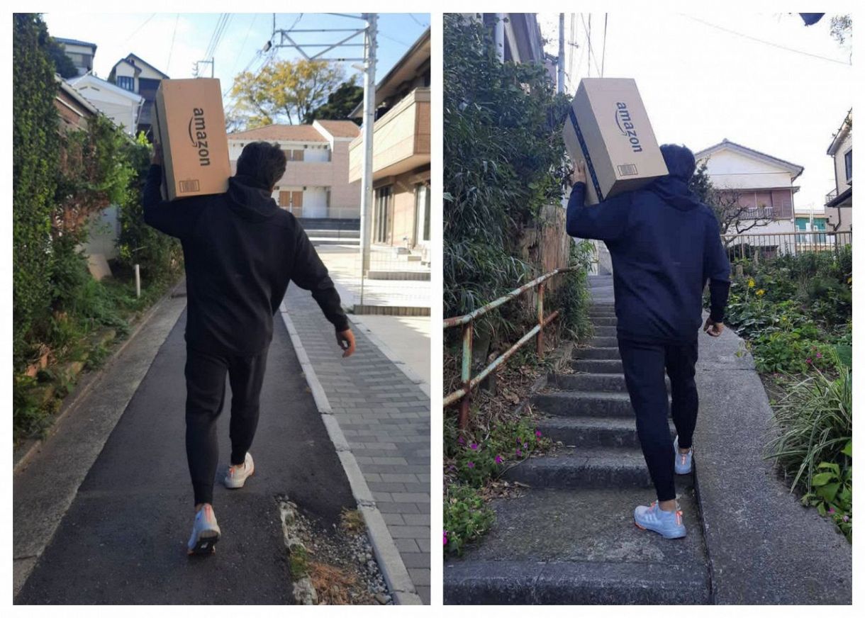 （左）10キロ以上の荷物を歩いて運ぶ配達員　（右）階段を上って配達先に向かう配達員＝神奈川県内で
