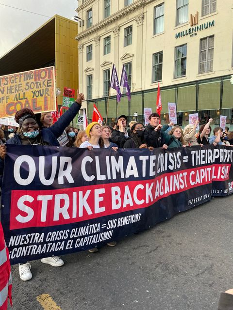 英グラスゴーで、気候危機対策を訴えてデモ行進する若者ら＝2021年、加藤美喜撮影