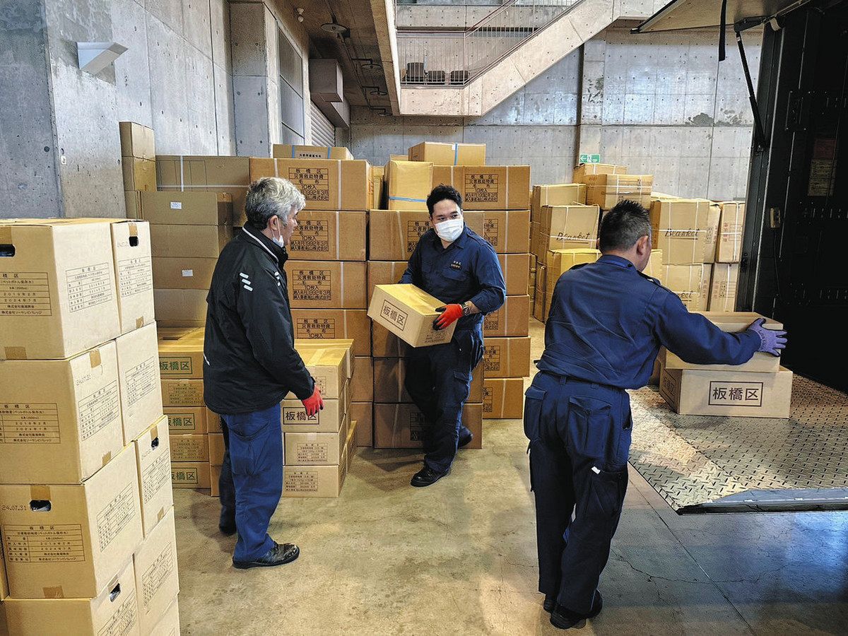 支援物資を石川県の施設に搬入する板橋区職員ら＝5日、金沢市内で（区提供）
