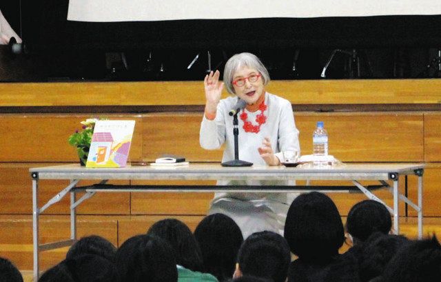 講演する角野栄子さん＝江戸川区立上小岩第二小学校で