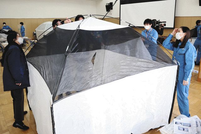 避難所での飛沫拡散防止目的も兼ねた屋内用テントを試しに組み立てる区職員
