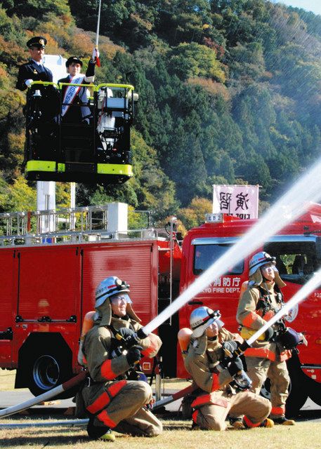 高橋さんの合図で一斉放水する消防署員ら＝八王子市で
