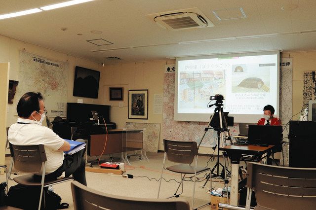 空襲体験の伝承のリハーサルをする早川則男さん（左）と小薗崇明さん＝江東区の東京大空襲・戦災資料センターで
