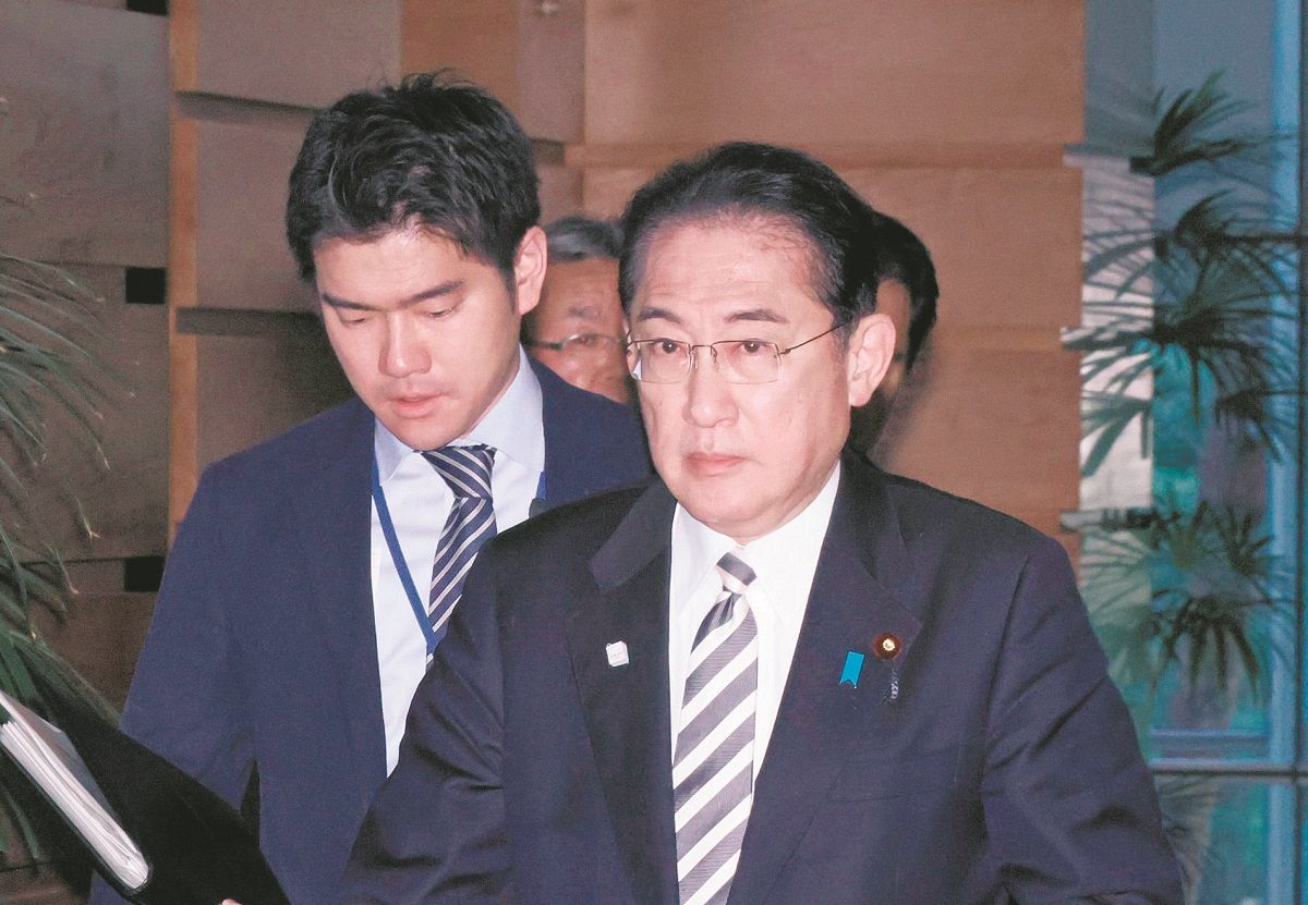 首相官邸を出る岸田首相。左は秘書官で長男の翔太郎氏