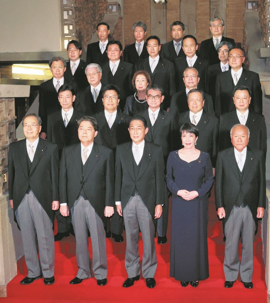 「忘年会写真」の舞台ともなった公邸の階段で、昨年8月、第2次岸田改造内閣発足の記念撮影を行う閣僚。世襲議員が多い