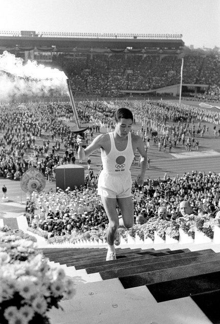 １９６４年１０月１０日、東京五輪開会式で聖火台に向け駆け上がる最終聖火ランナーの坂井義則