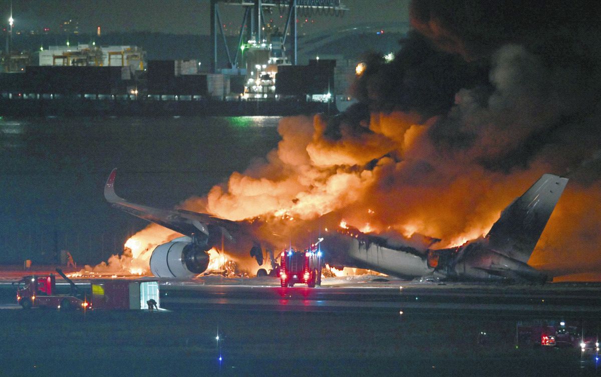 海上保安庁の航空機と衝突し、炎上する日航機＝2日、羽田空港で