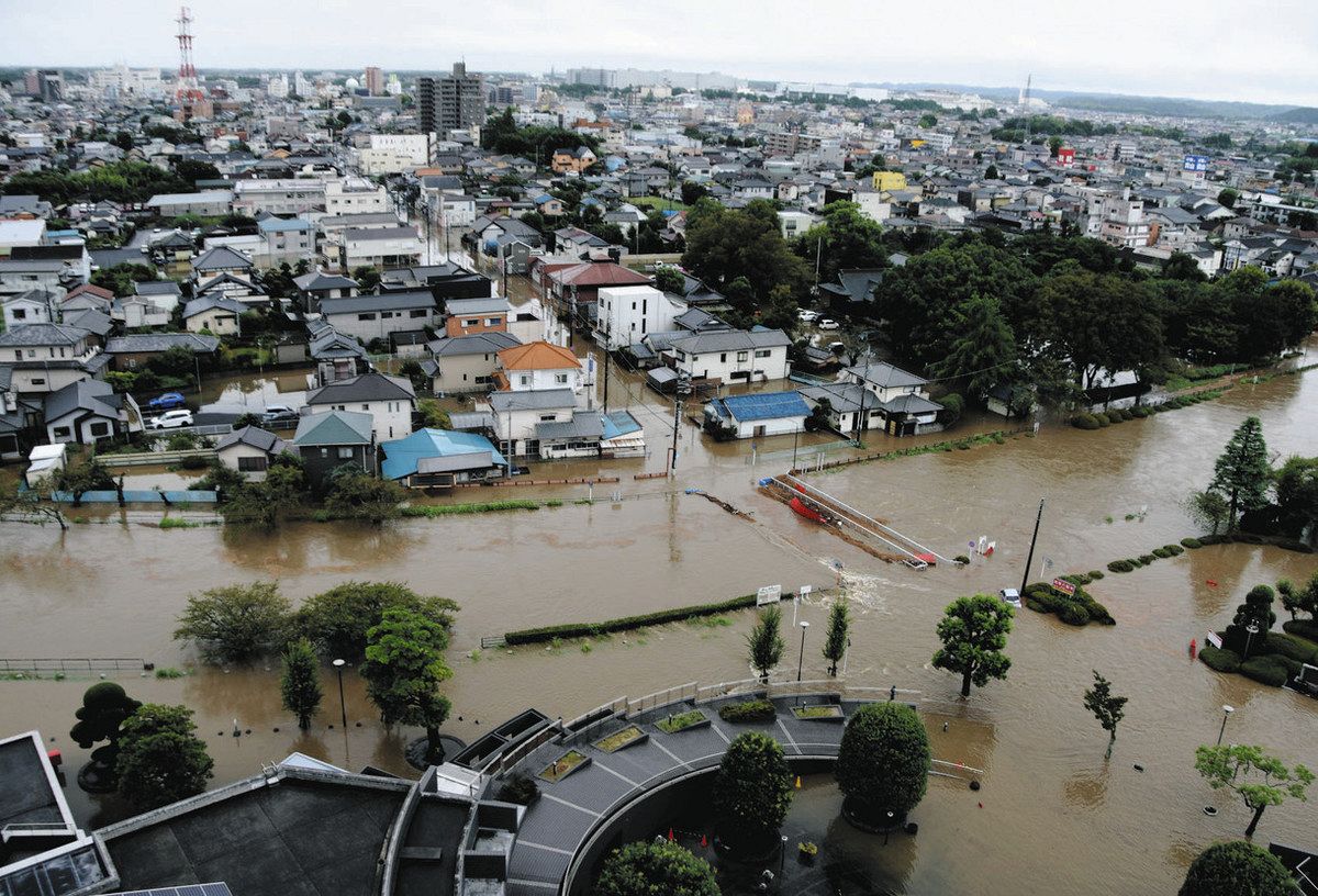 台風13号の大雨が降った9月8日の茂原市役所周辺。豊田川（中央）から車が漬かるほどの水があふれた＝市提供
