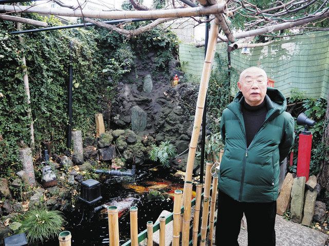「コイが泳ぎ、滝が流れる池を名所にしたい」と話す吉原さん＝東京都台東区で
