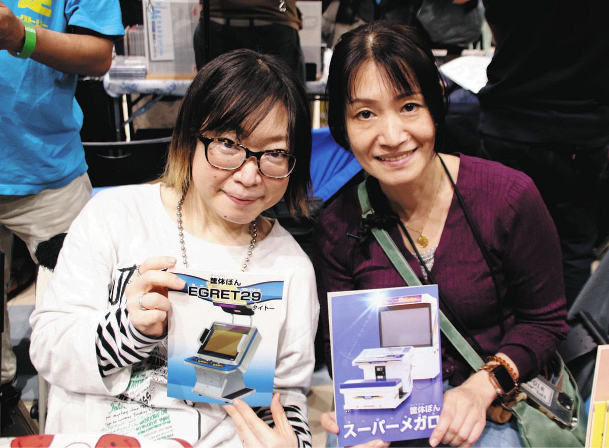 11月に東京・蒲田で開かれたイベント「レトロゲームサミット」に参加した斎藤茉澄さん（右）と辛島由紀子さん
