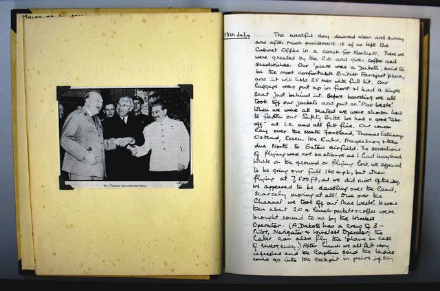 英首相チャーチルの秘書だったジョイ・ハンターさんの日記。英米ソ連の首脳の写真が貼られている