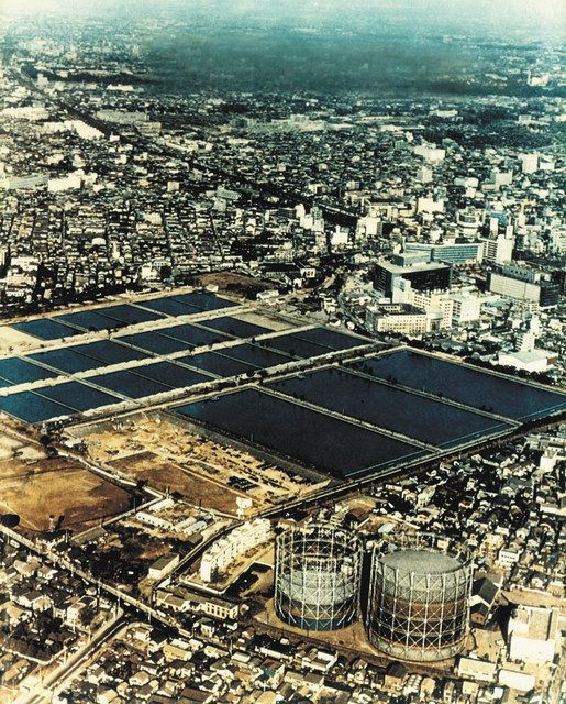 １９６１年ごろの西新宿一帯。画面中央に広がる「淀橋浄水場」の跡地を中心に新宿副都心が開発された＝東京都水道歴史館提供