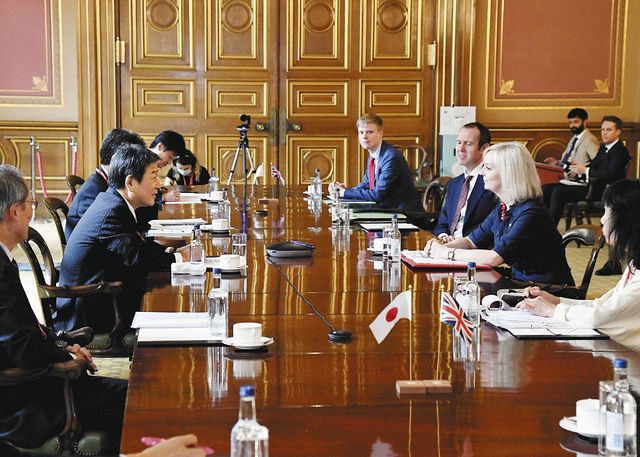 ６日、ロンドンで会談する茂木外相（左手前から２人目）とトラス英国際貿易相（右手前から２人目）＝外務省提供
