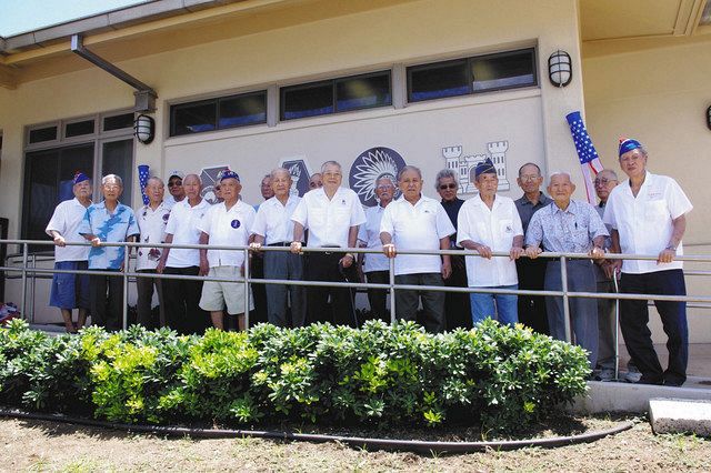 ２０１０年に行われた、日系人部隊のパネルの除幕式に集まった日系２世たち＝米ハワイ州・マウイ島の二世ベテランズ・メモリアルセンターで（松元裕之監督提供）