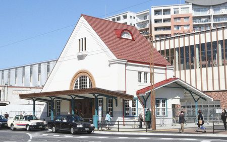 三角屋根が特徴の再築された旧国立駅舎