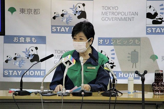 記者会見する小池百合子知事。背後にはステイホームを呼び掛けるパンダが。