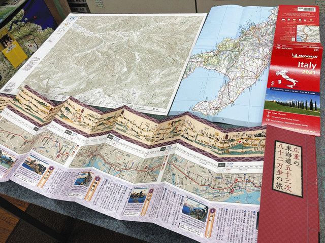 売れ筋１〜３位の一例。左上は「２万５千分の１地形図」から「剱岳」、下は「広重の東海道五十三次八十二万歩の旅」、右上は輸入した海外地図から「イタリア」
