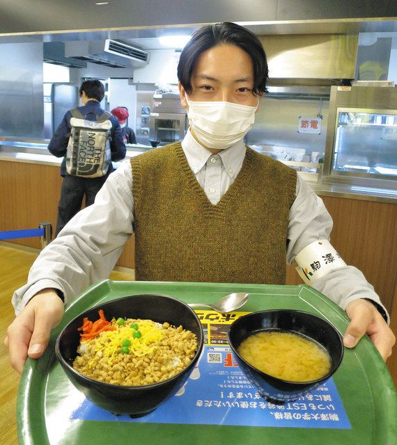 大豆ミートで作られたそぼろ丼を紹介する駒沢大の宗方さん＝東京都世田谷区の同大駒沢キャンパスで