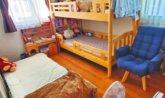 自宅療養中の女性と次女が過ごした６畳の寝室。長女への家庭内感染を防ぐために２人で閉じこもった＝東京都内で