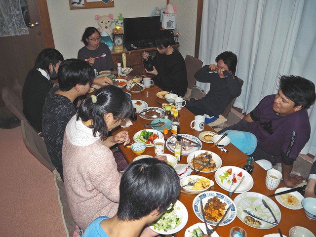 湘南つばさの家で食卓を囲む入居者やＯＢ、スタッフら＝神奈川県茅ケ崎市で