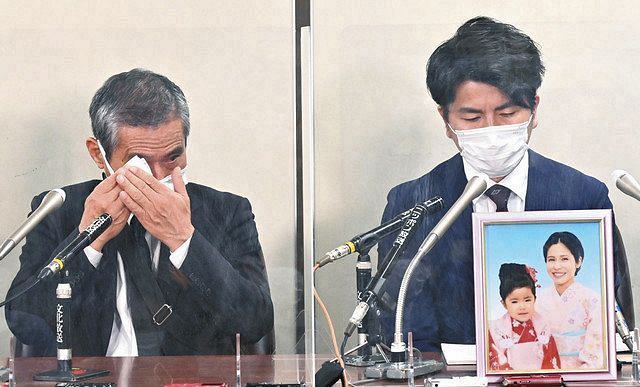 東京・池袋の乗用車暴走事故で亡くなった妻の真菜さんと長女莉子ちゃんの写真を前に記者会見する松永拓也さん(右)。左は涙を拭く真菜さんの父上原義教さん=4月27日、東京・霞が関の司法記者クラブで