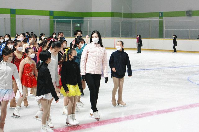 リニューアルオープンしたスケートリンクで荒川静香さんと滑る子どもたち＝東大和市で
