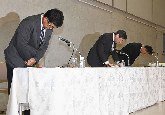 硬式野球部員の薬物使用に関する記者会見で頭を下げる(左から)東海大の伊藤栄治硬式野球部長、山田清志学長、内山秀一教学部長=17日、神奈川県平塚市の東海大学湘南キャンパスで