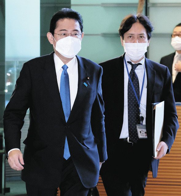 岸田首相（左）と一緒に首相官邸に入る荒井勝喜秘書官＝2022年12月、首相官邸で