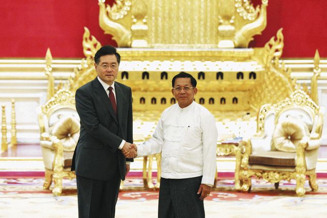 会談し握手を交わした中国の秦剛外相（左）とミャンマー国軍のミンアウンフライン総司令官＝2日、ミャンマー・ネピドーで（新華社通信＝AP）