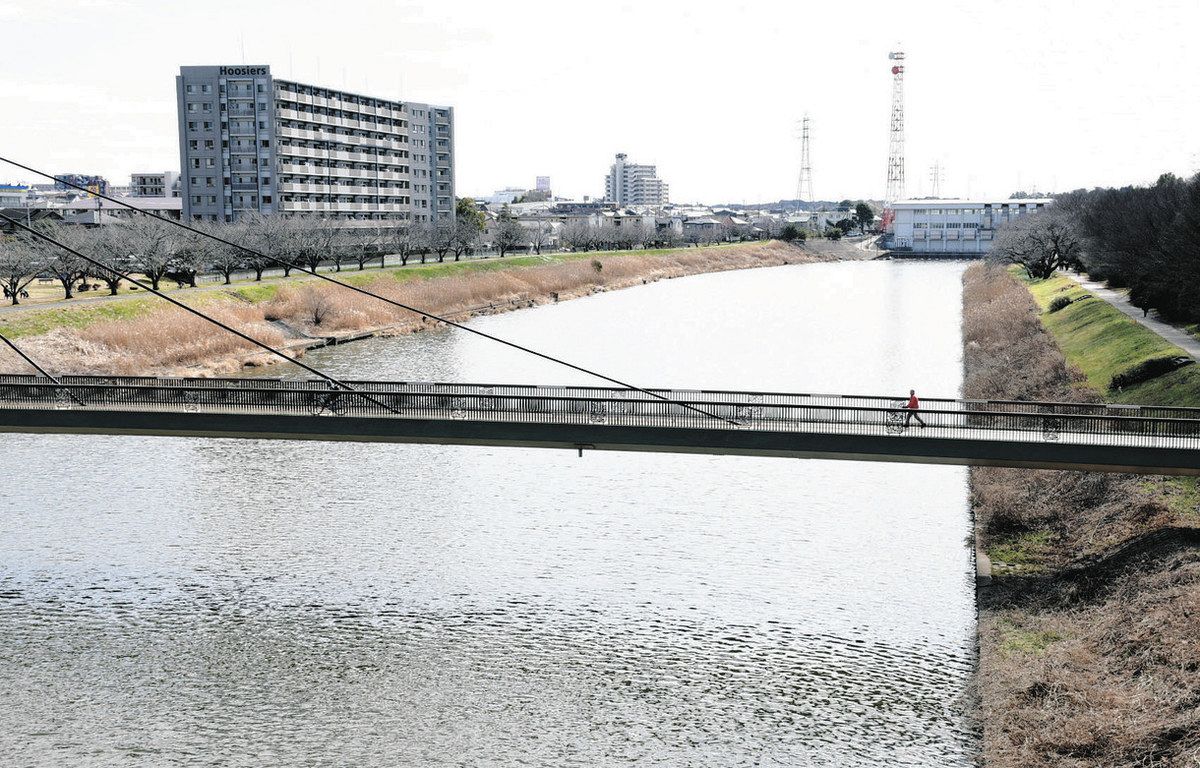 花見川につながる新川。右奥は大和田機場＝いずれも八千代市で
