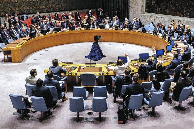 ロシアの「併合」への賛否を採決する国連安全保障理事会＝30日、国連本部で（AP）