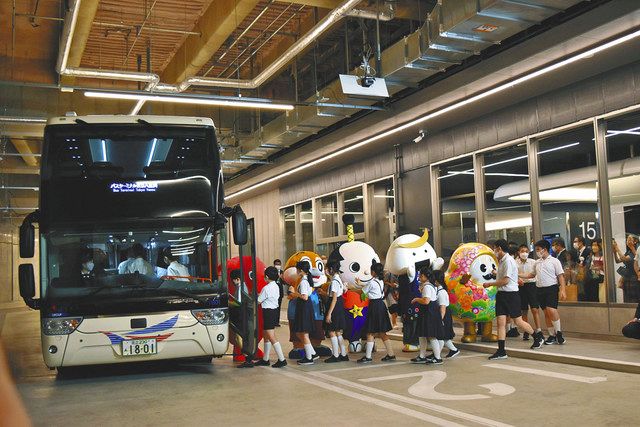 新しいバスターミナルでバスに乗り込む城東小の児童ら＝東京都中央区の東京ミッドタウン八重洲で（並木智子撮影）