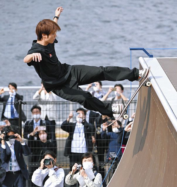 「夢の島スケートボードパーク」のオープニングセレモニーで、華麗な演技を披露する東京五輪金メダリストの堀米雄斗選手