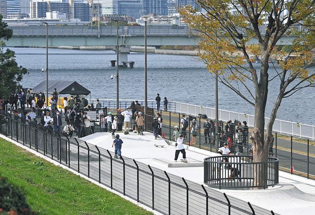 運河沿いにオープンした「夢の島スケートボードパーク」＝いずれも13日、東京都江東区の夢の島総合運動場で 
