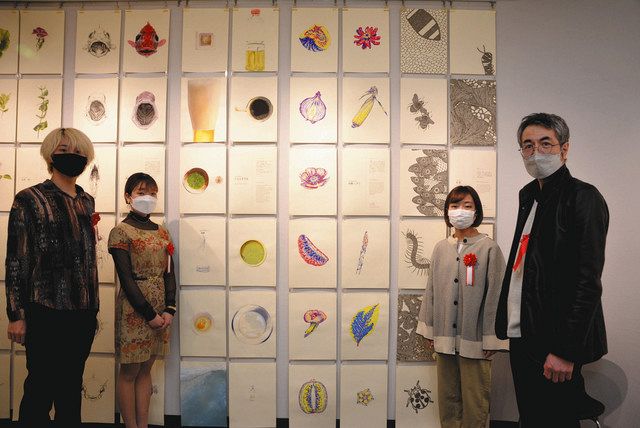 ドローイング作品を出展した白戸きずなさん（左から２人目）ら東京芸術大の学生と、押元一敏准教授（右端）＝台東区で