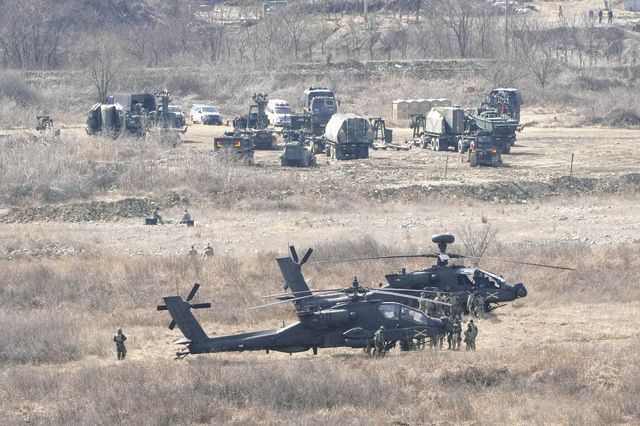 13日、韓国北部の軍事演習場に駐機する米軍のヘリコプター＝AP