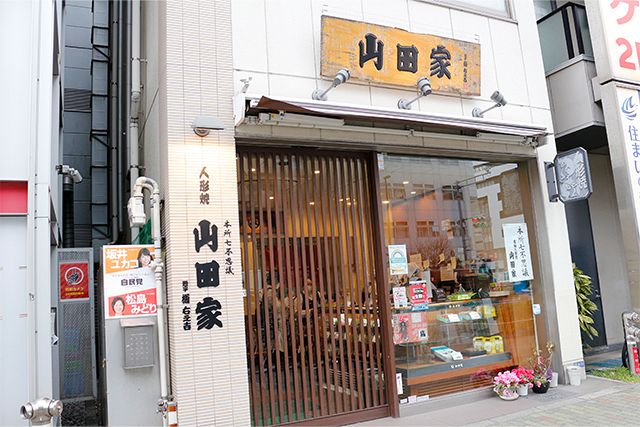 本店は錦糸町駅南口より徒歩３分。11年前にリニューアルした和モダンな店構え。