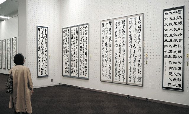 東京新聞賞（右から２作品）などが並ぶ展示＝台東区の都美術館で