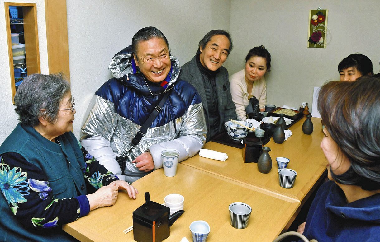 三軒茶屋のそば屋で地元の人々と談笑する筆者（左から２人目） 