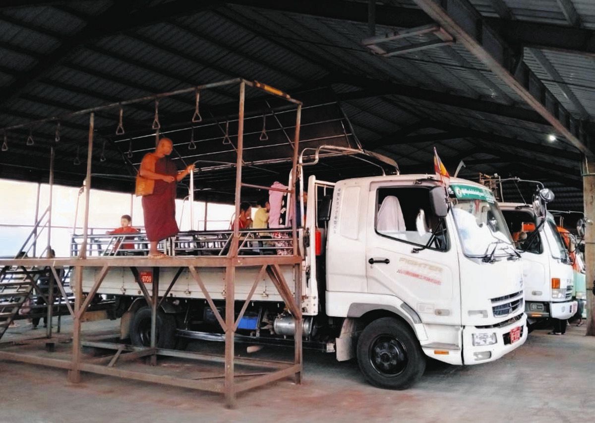 18日、ミャンマー東部モン州で、山の麓と山頂を往復する乗り合いトラック