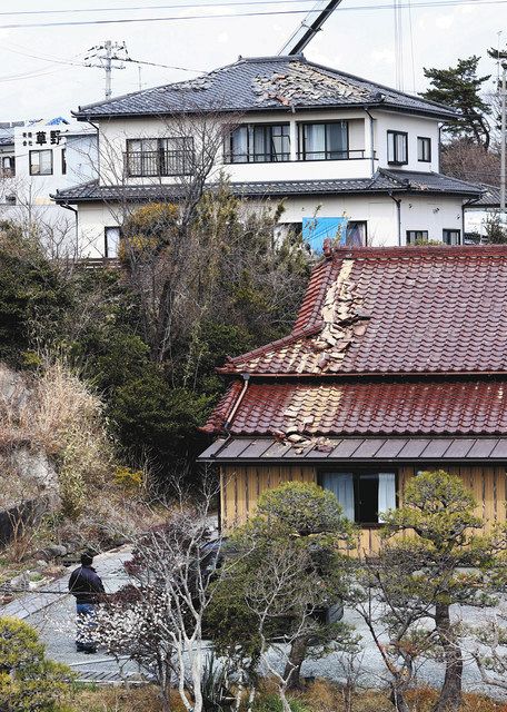強い揺れで崩れた住宅の屋根瓦＝１７日午前１１時ごろ、福島県相馬市松川浦