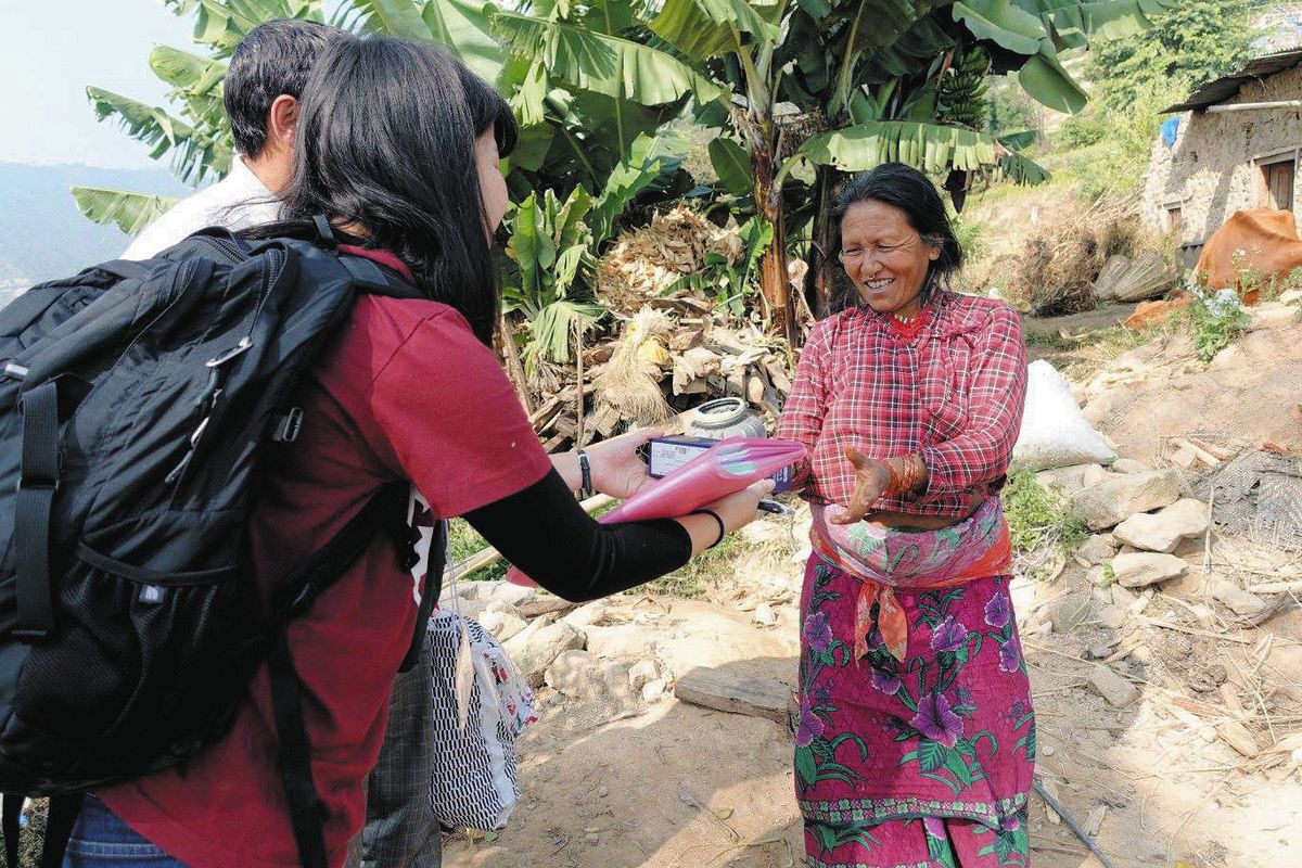 大学時代の2015年、ネパールの山岳地域で生活実態などを聞く市川加奈さん（手前）＝市川さん提供
