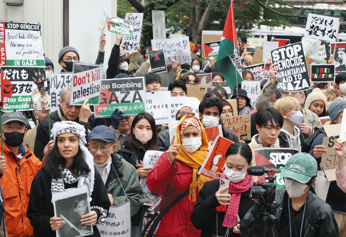 ガザへの攻撃に抗議するため、渋谷駅前に集まった人たち。若者の姿が多く見られた＝12日、東京都渋谷区で