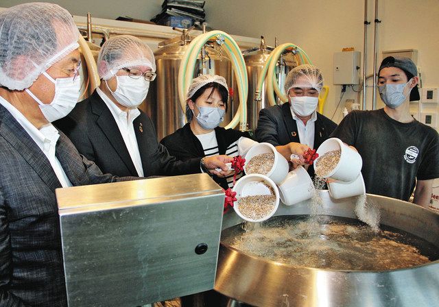 山形県長井市の「秘伝豆」を使ったビールの仕込み式＝８日、東京都大田区で